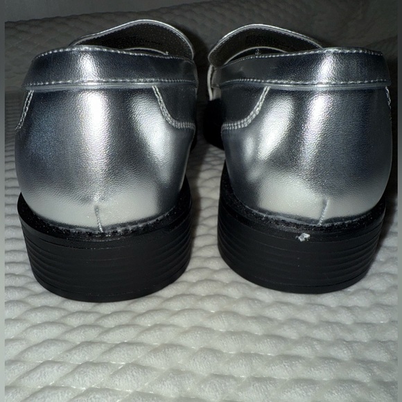 Gap Silver Metallic Loafers NWOT size 7 - Picture 4 of 6